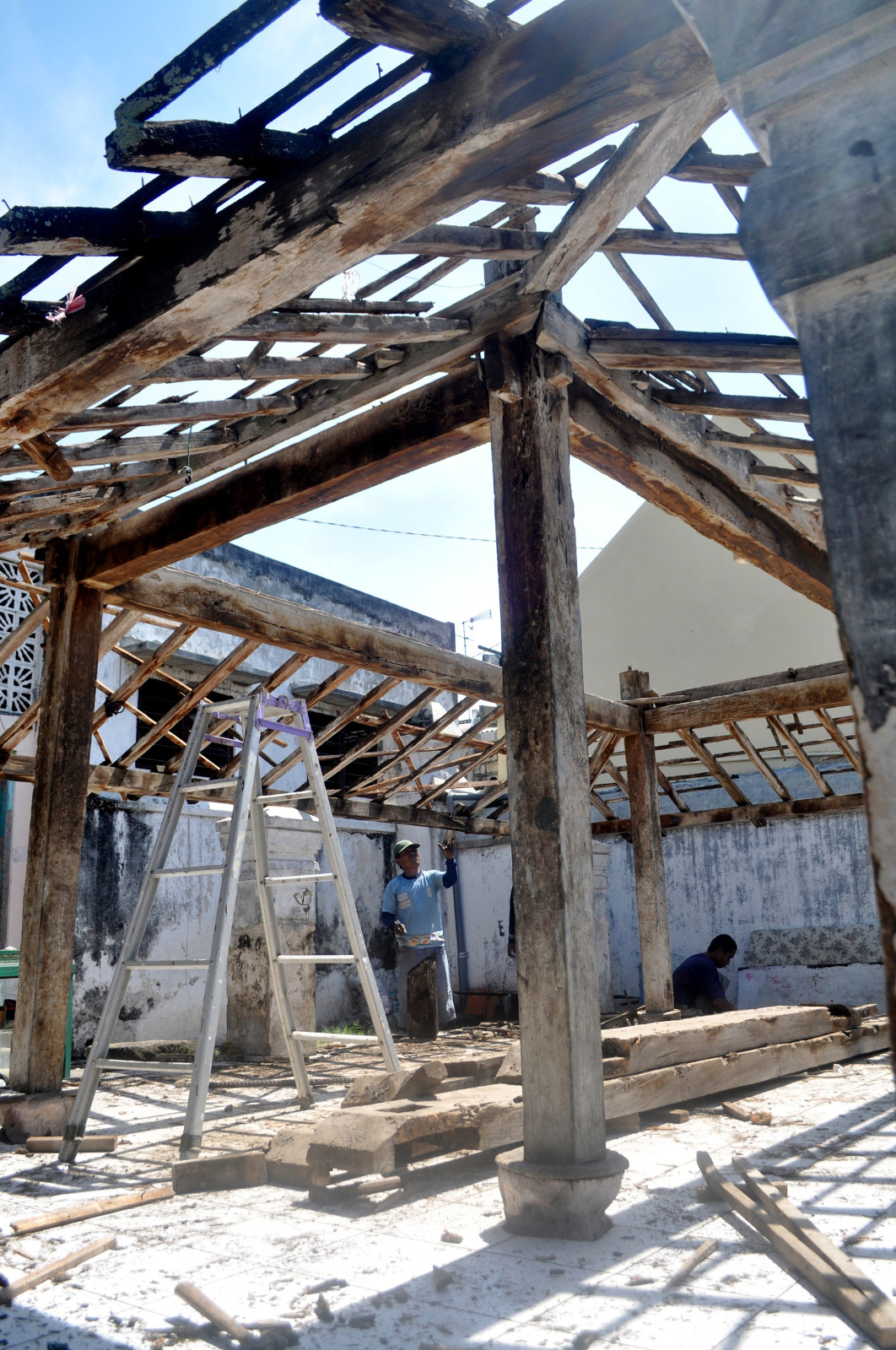 Pemugaran salah satu dari dua Pendopo Rante di kompleks makam Sunan Bonang Tuban, Jawa Timur pada 17 Juli 2013.