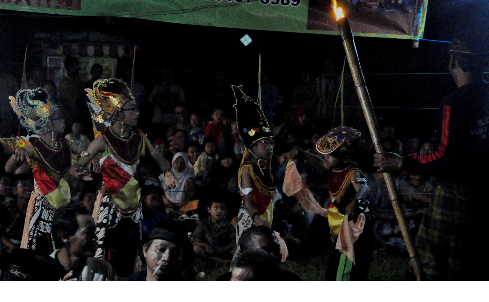 Pemain sandur menari mengelilingi lapangan Kiring, Kelurahan Gedongombo, Kecamatan Semanding, Kabupaten Tuban, Jawa Timur pada 16 Maret 2014.