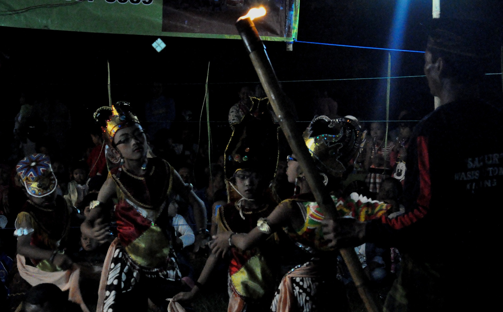 Grup kesenian sandur Waseso Utomo ketika tampil di lapangan Kiring, Kelurahan Gedongombo, Kecamatan Semanding, Kabupaten Tuban, Jawa Timur pada 16 Maret 2014.