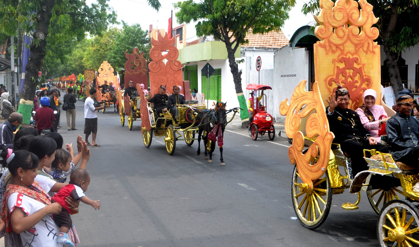 Napak tilas perpindahan pemerintahan Tuban dari Desa Prunggahan Kulon ke Pendapa Krido Manunggal pada Hari Jadi ke-720 Tuban yang digelar 12 November 2013.
