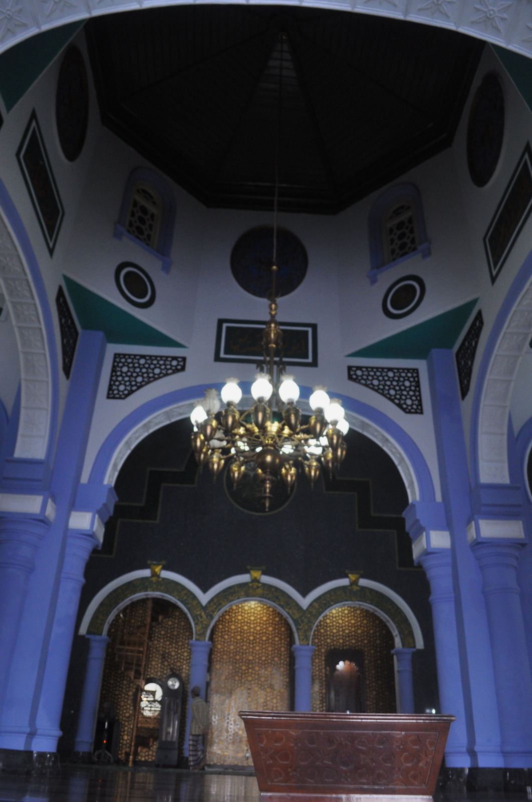 Lampu sewu yang terpasang menjuntai dari atas kubah masjid juga merupakan ornamen kuno yang masih dipertahankan.