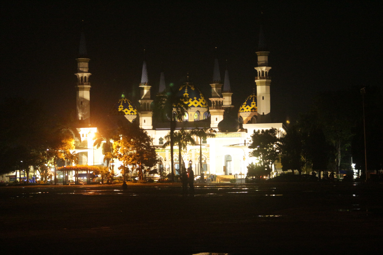 Masjid Agung Tuban, Jawa Timur pada malam hari yang terlihat indah dengan sorot lampu warna-warni.