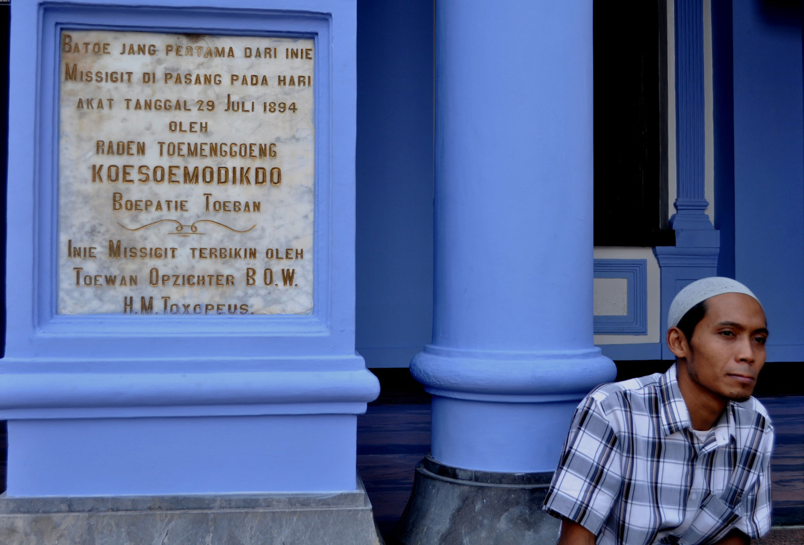 Prasasti batu marmer yang terpasang pada dinding luar. Tertulis Batoe Jang Pertama dari Inie Missigit (masjid) di Pasang pada Hari Akat Tanggal 29 Juli 1894.