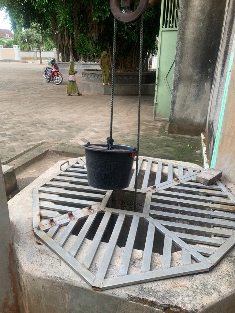 Sumur tengah di Masjid Baitul Muttakin di Dusun Dondong, Kelurahan Gedongombo, Kecamatan Semanding, Kabupaten Tuban, Jawa Timur yang dipotret Senin (8/1).