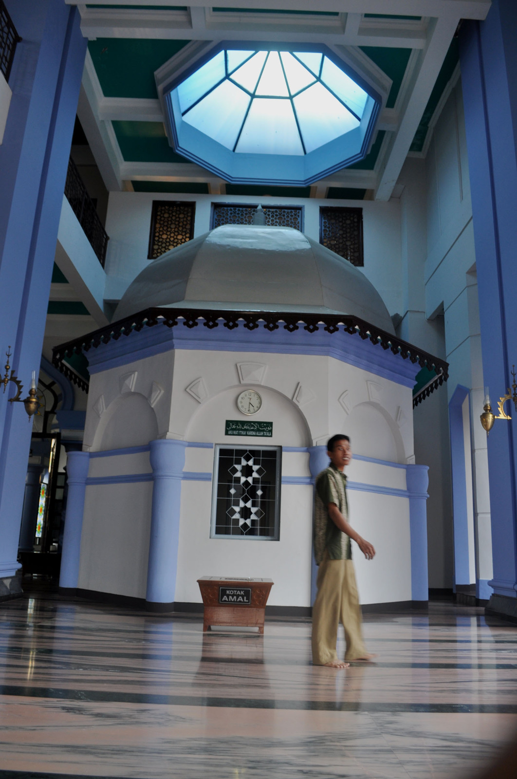 Bangunan kuno kubah kecil tempat wudlu pria dan wanita Masjid Agung Tuban, Jawa Timur yang masih dipertahankan pada renovasi pada 2004.