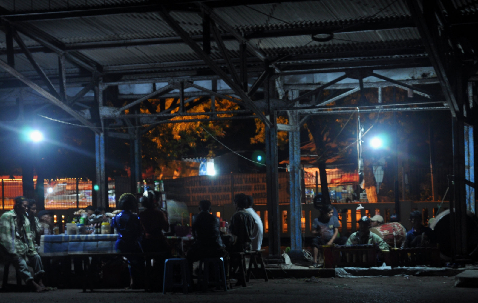 Sinden dingklik mangkal di sebuah warung kopi di eks Terminal Baru Tuban, Jawa Timur sebelum era 2000-an.