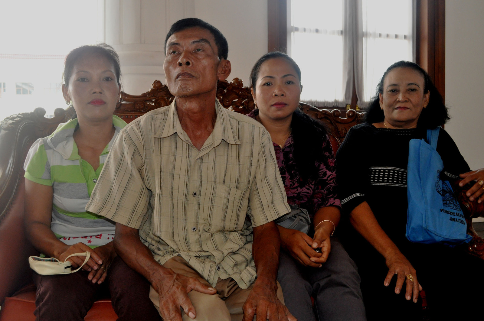 Satiman, pimpinan grup Rukun Tamba Arum beserta istri dan anaknya yang juga anggota grupnya diwawancarai pada 26 Oktober 2011 .