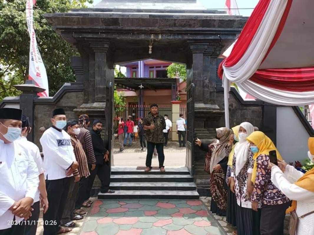 Warga Desa Prunggahan Wetan, Kecamatan Semanding, Kabupaten Tuban, Jawa Timur menyambut bupati yang hendak ziarah ke makam Dandang Wacono, bupati pertama Tuban di desa setempat.