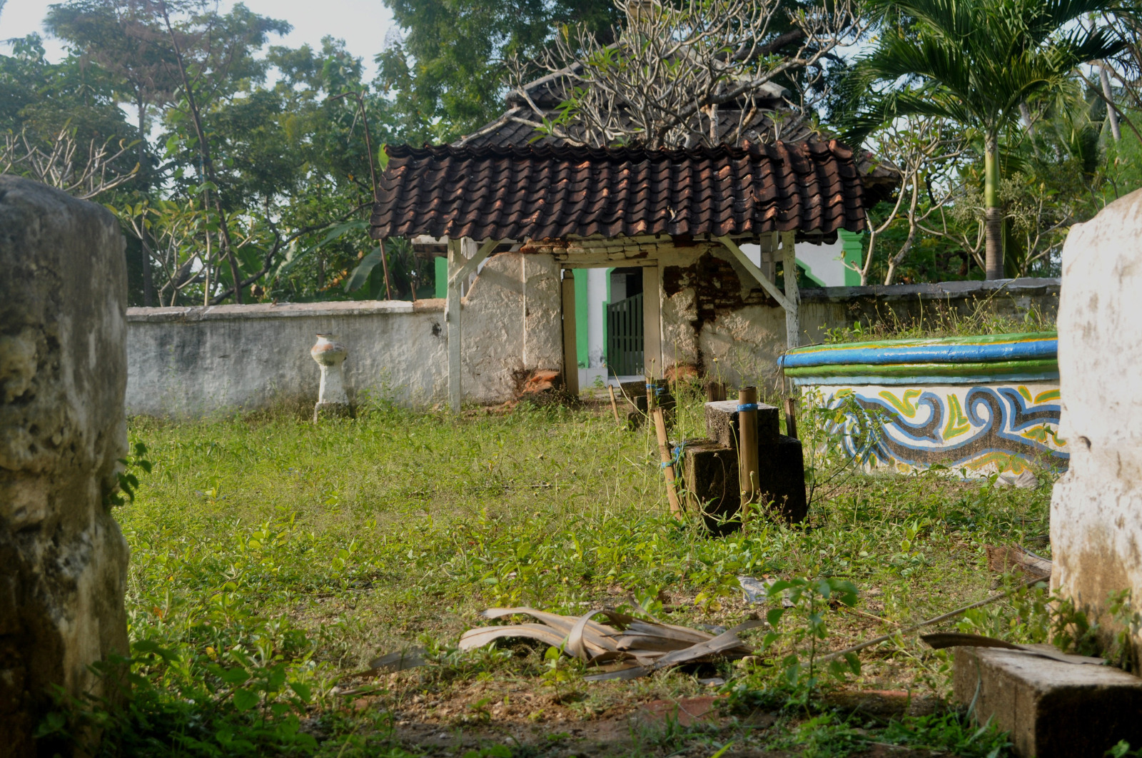 Pintu menuju makam Syeh Andalusy atau Andong Wilis di Dukuh Kepoh, Desa Panyuran, Kecamatan Palang, Kabupaten Tuban, Jawa Timur.