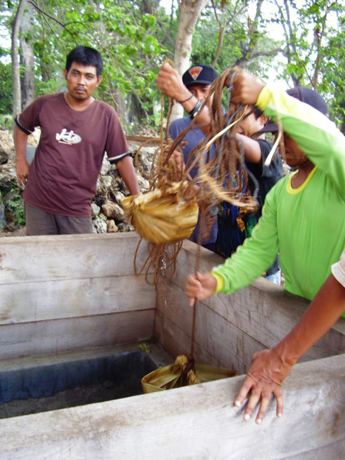Warga menimba di Sumur Wali Lidan di Desa Kembangbilo, Kecamatan Tuban, Kabupaten Tuban, Jawa Timur pada 15 Desember 2007.