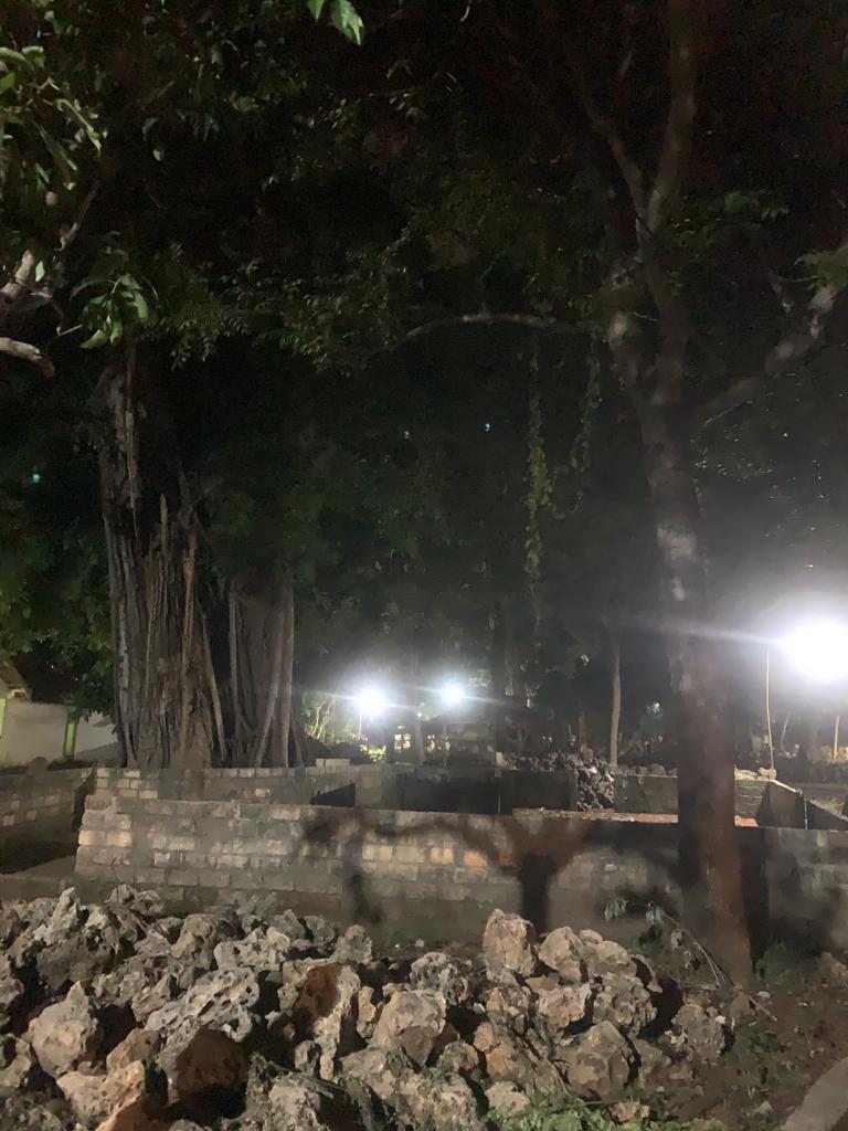 Suasana Sumur Wali Lidan di Desa Kembangbilo, Kecamatan Tuban, Kabupaten Tuban, Jawa Timur pada malam hari.