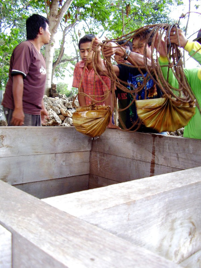 Warga menimba di Sumur Wali Lidan di Desa Kembangbilo, Kecamatan Tuban, Kabupaten Tuban, Jawa Timur pada 15 Desember 2007.