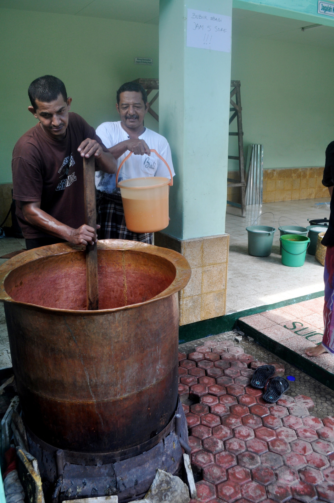 Pembuat bubur suro di halaman Masjid Muhdlor, Jalan Pemuda, Tuban, Jawa Timur.