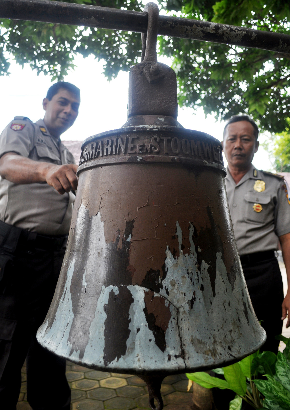 Lonceng peninggalan Belanda digantung di timur gedung utama Polres Tuban yang dipotret pada 30 Maret 2011.