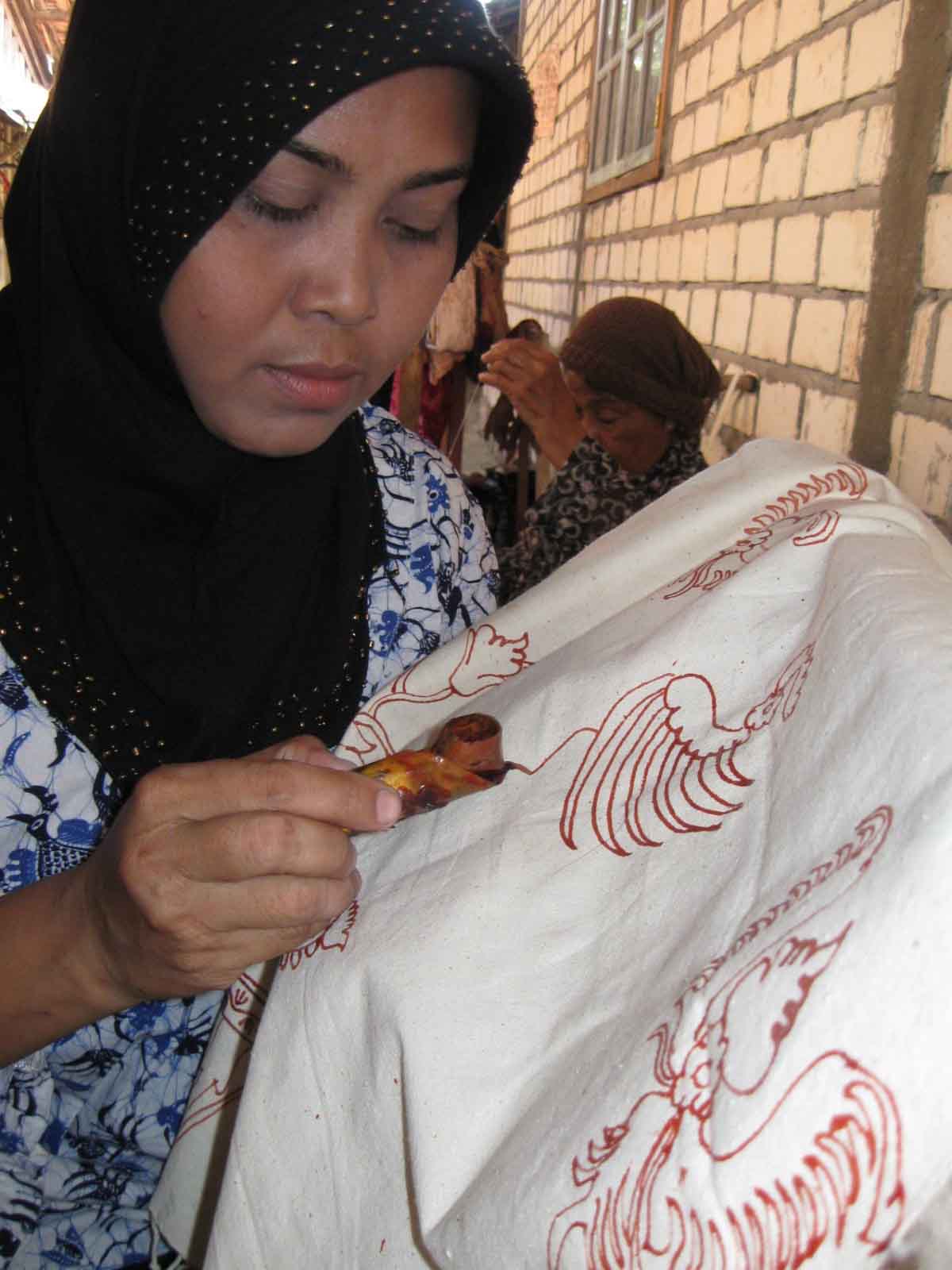 Uswatun Hasanah memberi malam pada kain bakalan batik gedog di Sanggar Batik Sekar Ayu di Desa Kedungrejo, Kecamatan Kerek, Kabupaten Tuban, Jawa Timur.