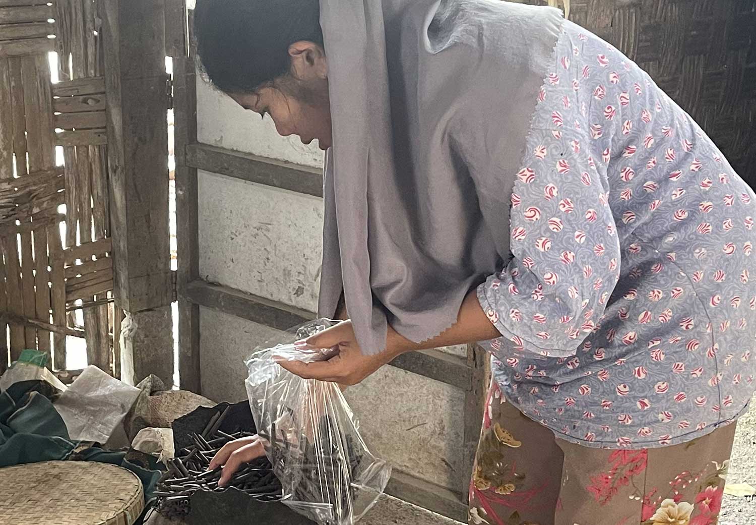 Siti Nurjanah, salah satu pembuat ampo saat mengemas makanan khas tersebut sebelum dijual.