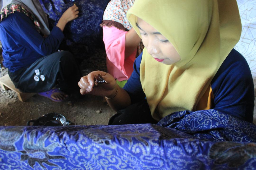 Perajin batik di Kabupaten Tuban, Jawa Timur mengerjakan pembuatan batik gedog.