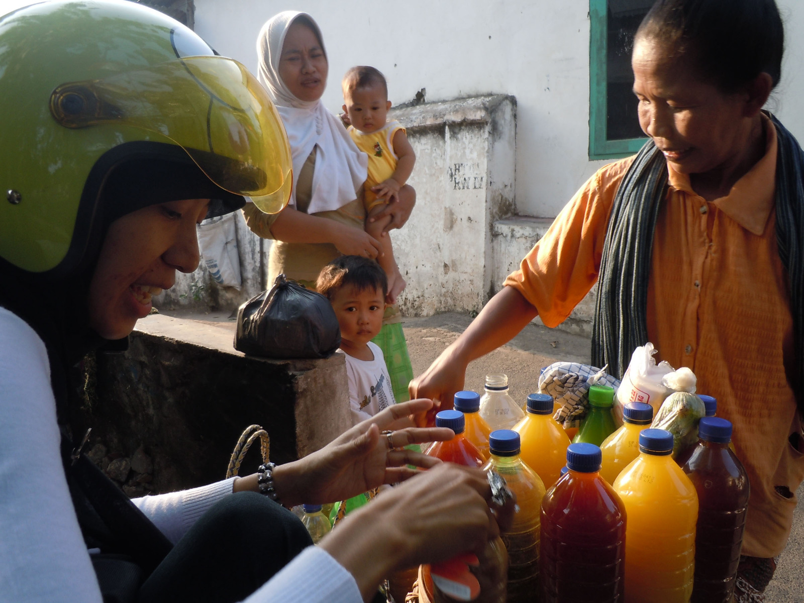 Penjual jamu Gendong yang menjajakan jualannya di Kelurahan Kutorejo, Kecamatan Tuban, Kabupaten Tuban, Jawa Timur pada 18 Agustus 2011.