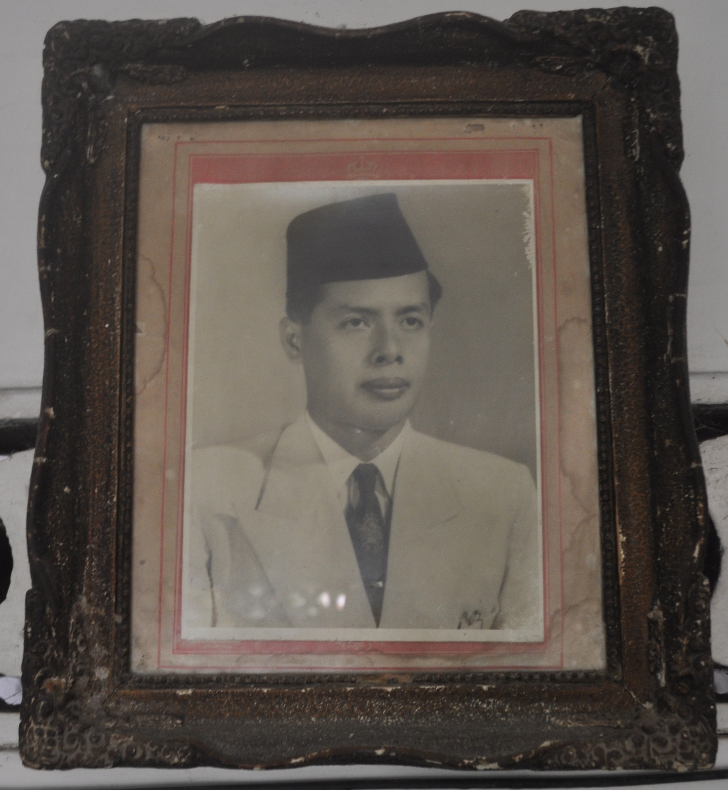Foto KH R. Muhammad Ali Manshur as-Shiddiqi pencipta Sholawat Badar yang dipajang di ruang tamu rumahnya, Desa Maibit, Kecamatan Rengel, Kabupaten Tuban, Jawa Timur.