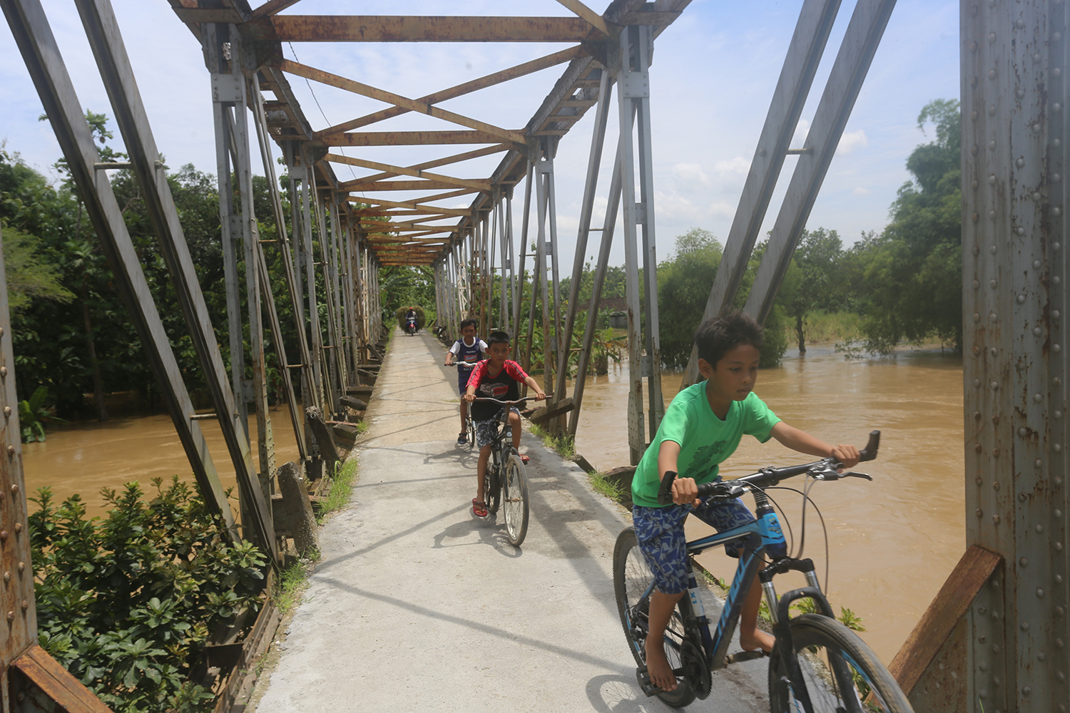 Bekas jembatan kereta api di perbatasan Desa Selogabus, Kecamatan Parengan, Kabupaten Tuban, Jawa Timur.