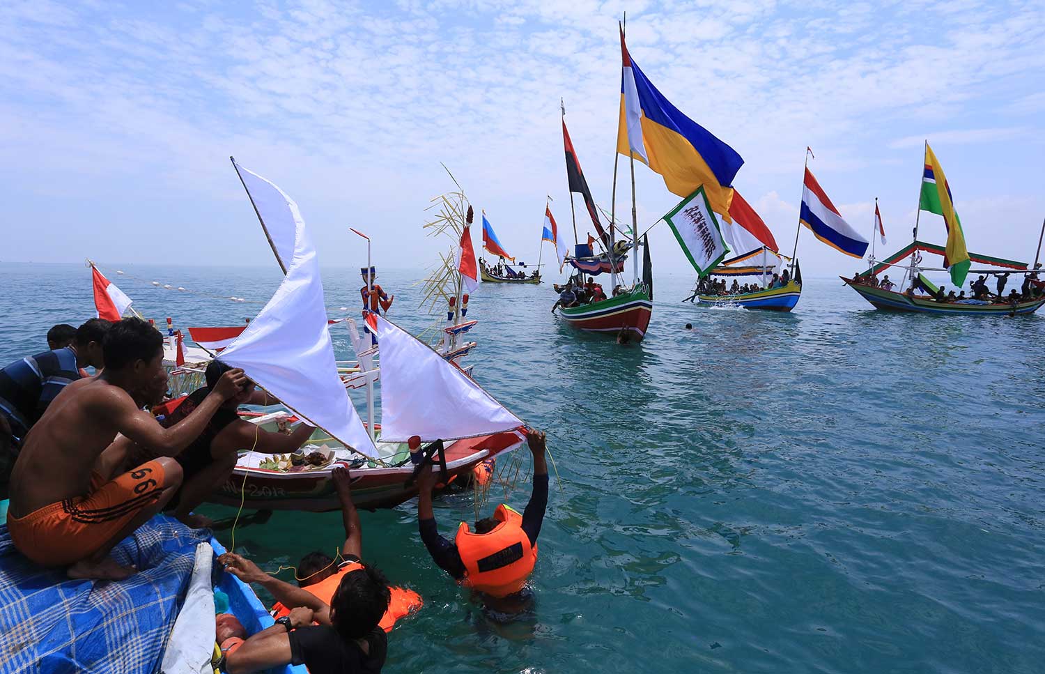 Pemuka adat dan nelayan Kelurahan Karangsari, Kecamatan Tuban, Kabupaten Tuban, Jawa Timur menurunkan sesaji sebelum dilarung.