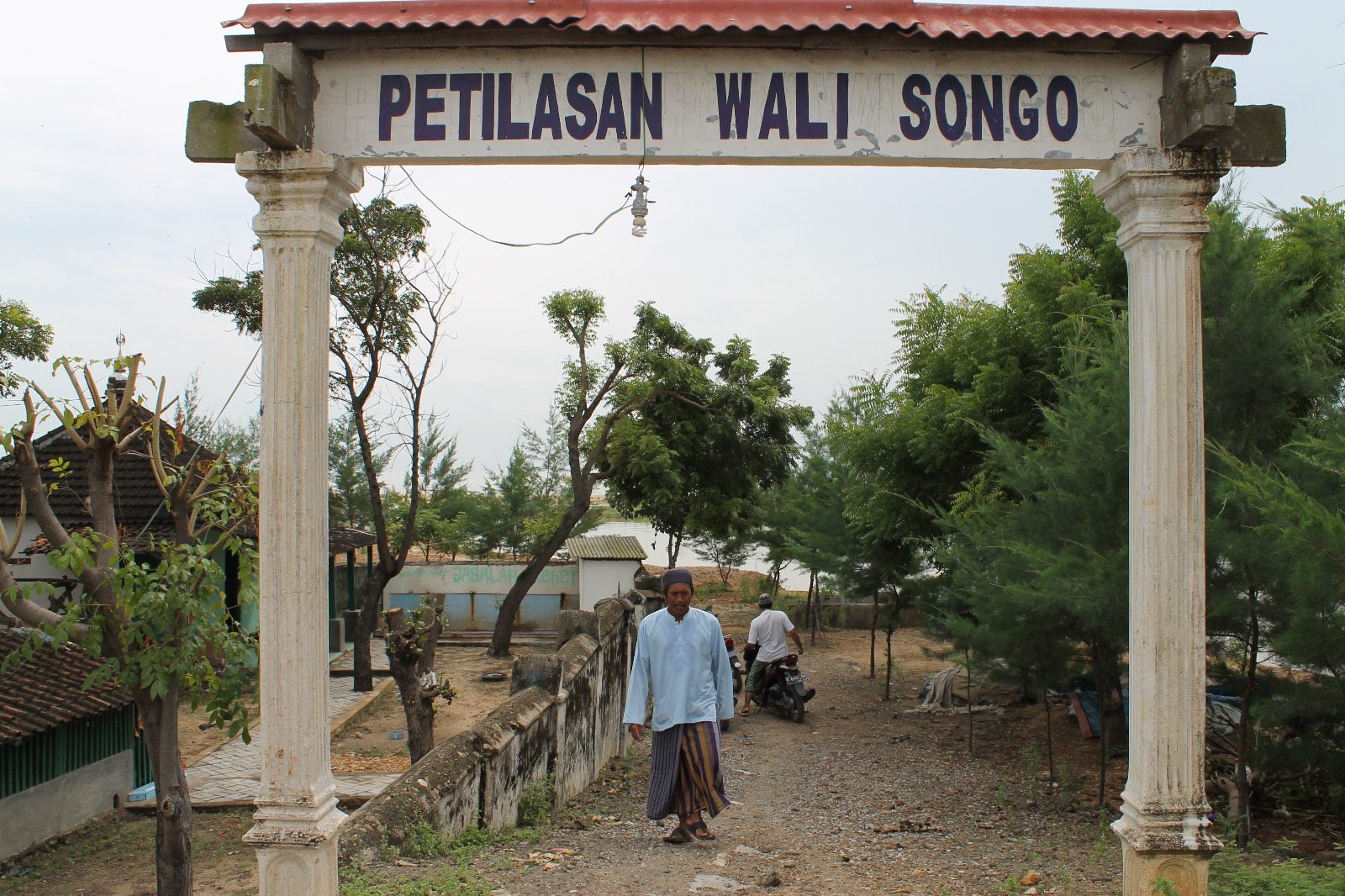 Pintu gerbang Petilasan Wali Songo di tepi jembatan perbatasan Kecamatan Tambakboyo dan Kecamatan Bancar, Kabupaten Tuban.