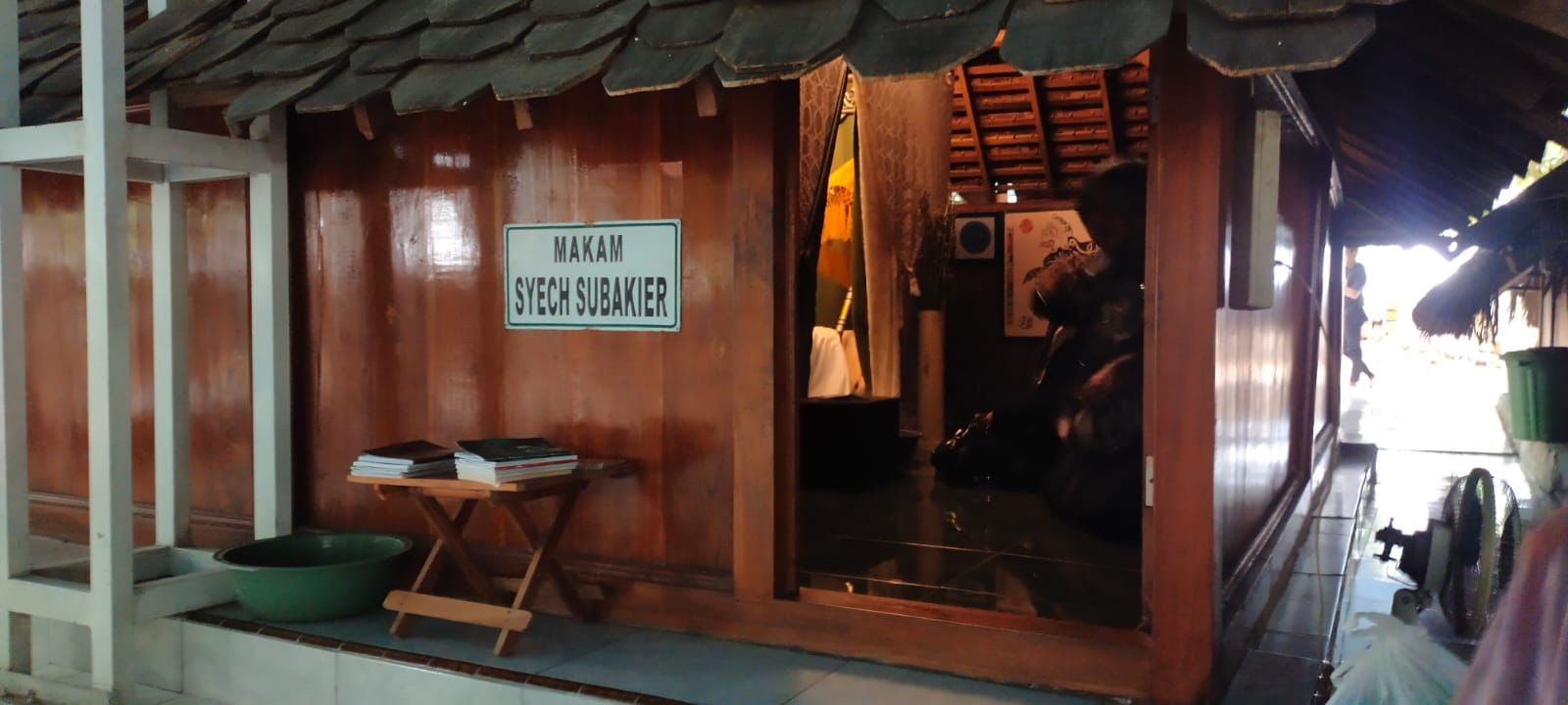 Pintu makam Syekh Subakir yang dinaungi cungkup dengan atap sirap. Makam ini berlokasi di Desa Tasikharjo, Kecamatan Jenu, Kabupaten Tuban, Jawa Timur.