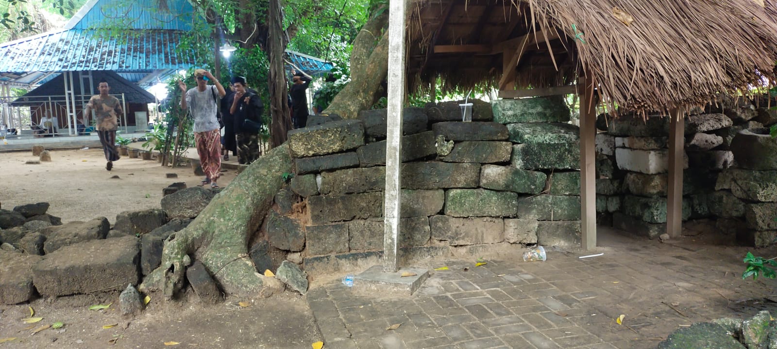 Pintu gerbang kompleks makam Syekh Subakir di Desa Tasikharjo, Kecamatan Jenu, Kabupaten Tuban, Jawa Timur.