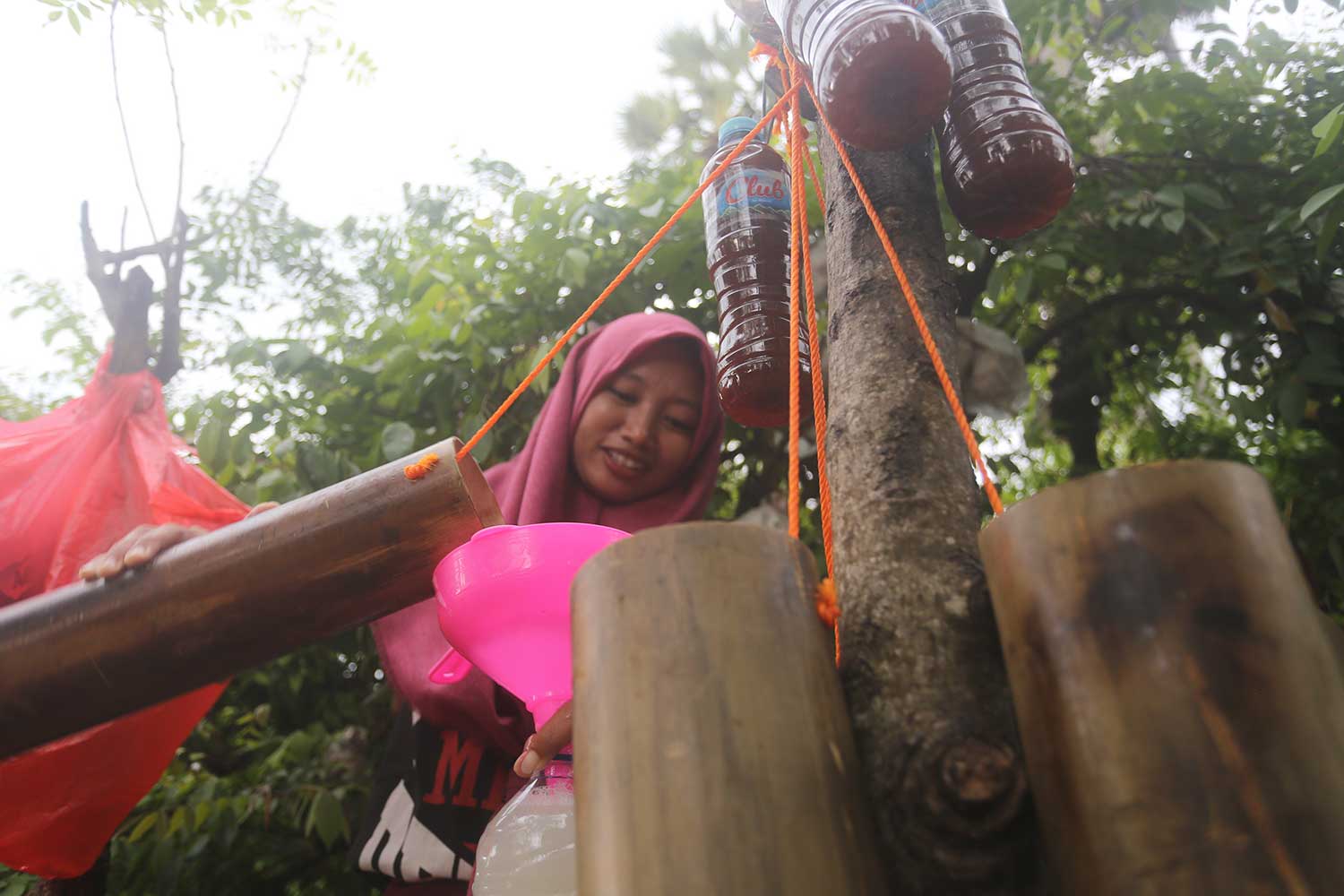 Penjual legen di Desa Tasikmadu, Kecamatan Palang yang menjual legen dalam bumbung yang baru turun dari pohon siwalan.