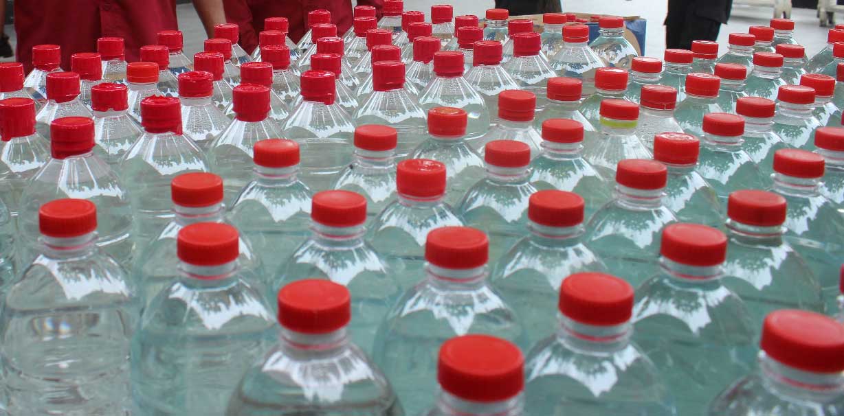 Arak Tuban dipasarkan dalam kemasan botol plastik berukuran 1,5 liter tanpa label merek.