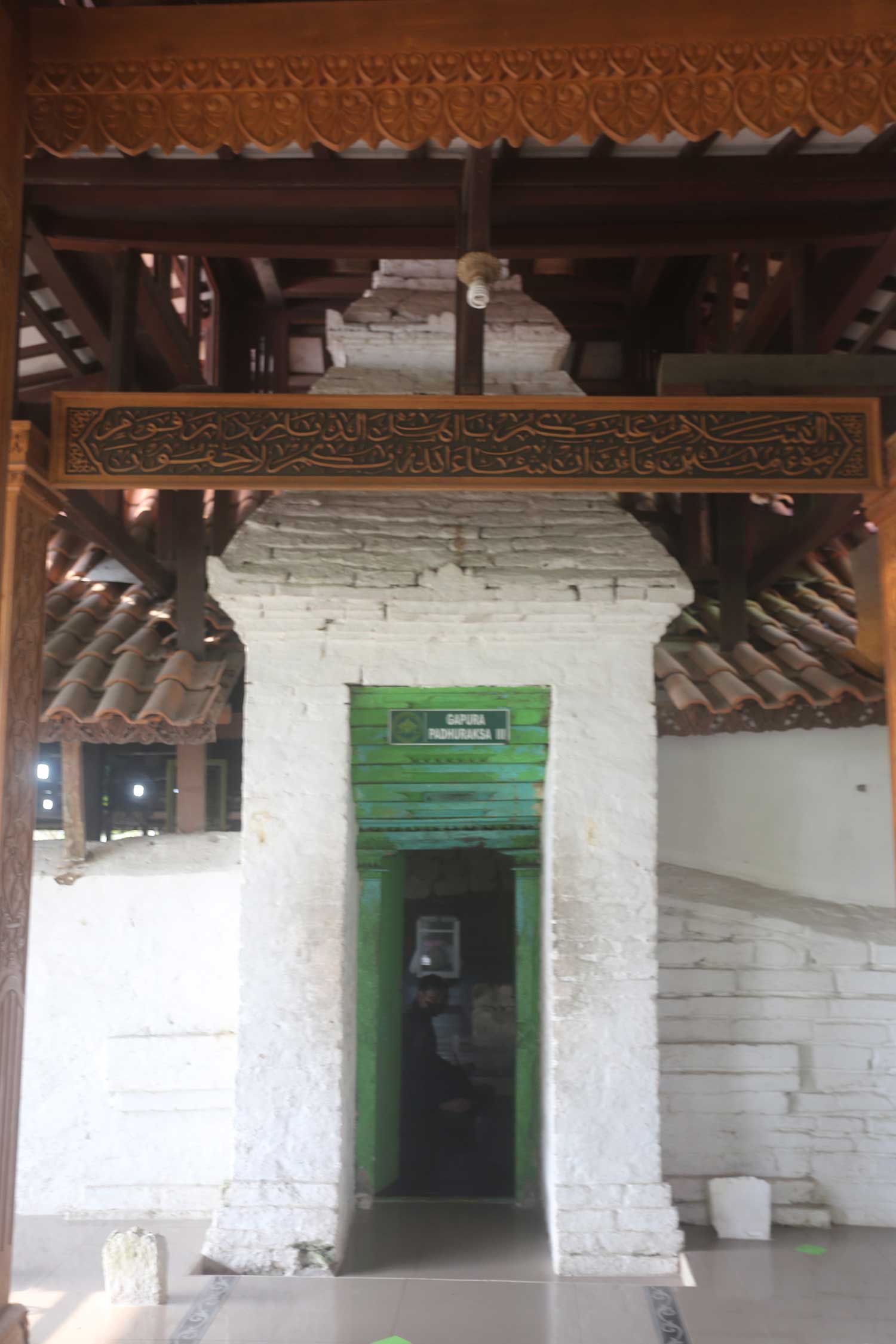 Pintu gerbang kuno masjid di kompleks makam Syekh Ibrahim Asmoroqondi di Dusun Rembes, Desa Gesikharjo, Kecamatan Palang, Kabupaten Tuban, Jawa Timur.