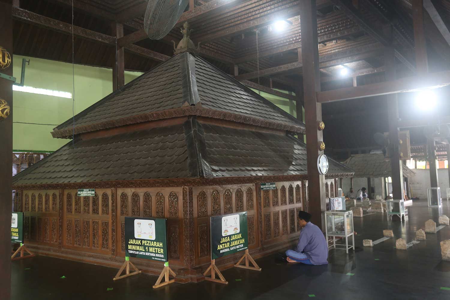 Makam Syekh Ibrahim Asmoroqondi di Dusun Rembes, Desa Gesikharjo, Kecamatan Palang, Kabupaten Tuban, Jawa Timur.