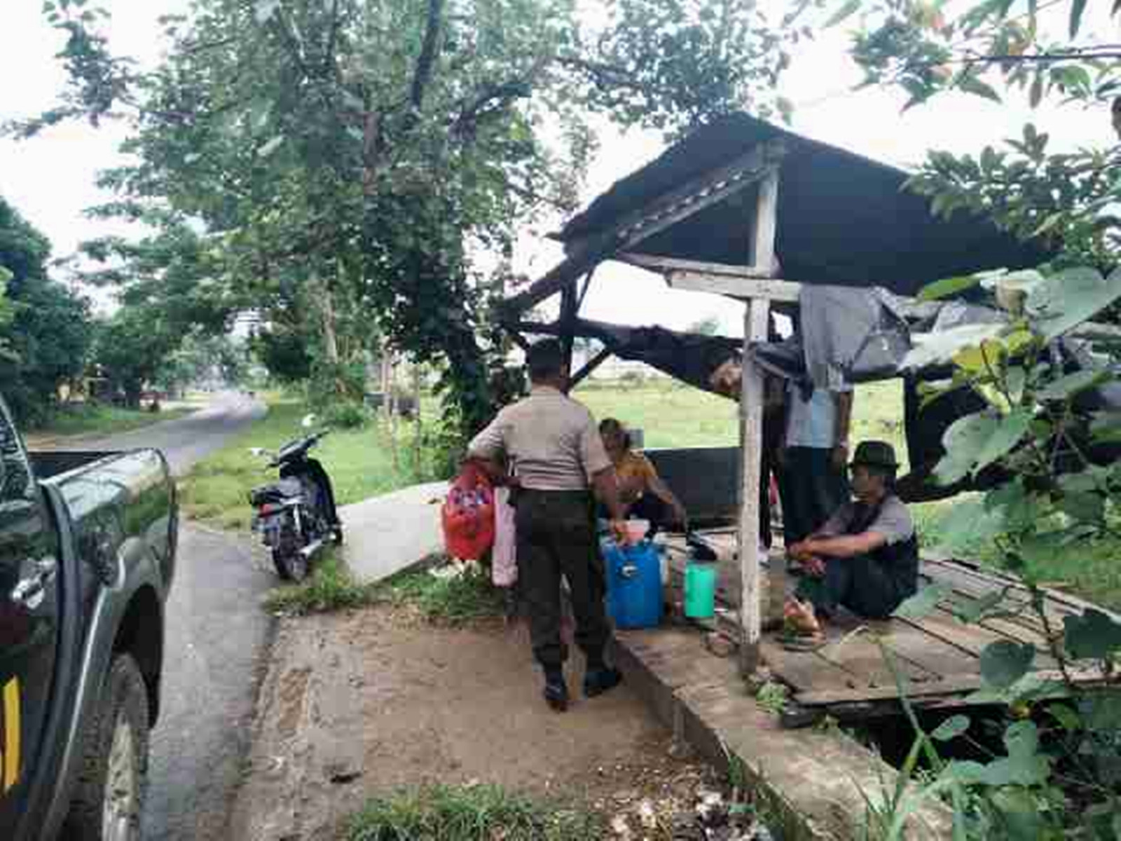 Polisi memberi sosialisasi kepada peminum tuak di wilayah Kecamatan Kerek, Kabupaten Tuban, Jawa Timur.