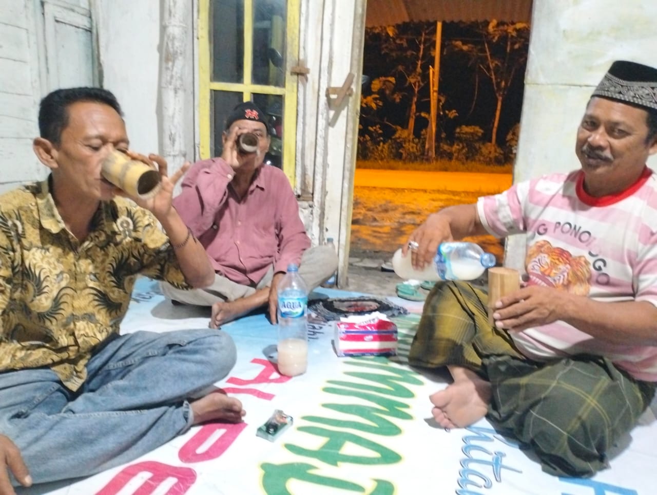 Peminum tuak di sebuah warung di Desa Gesing, Kecamatan Semanding, Kabupaten Tuban, Jawa Timur.