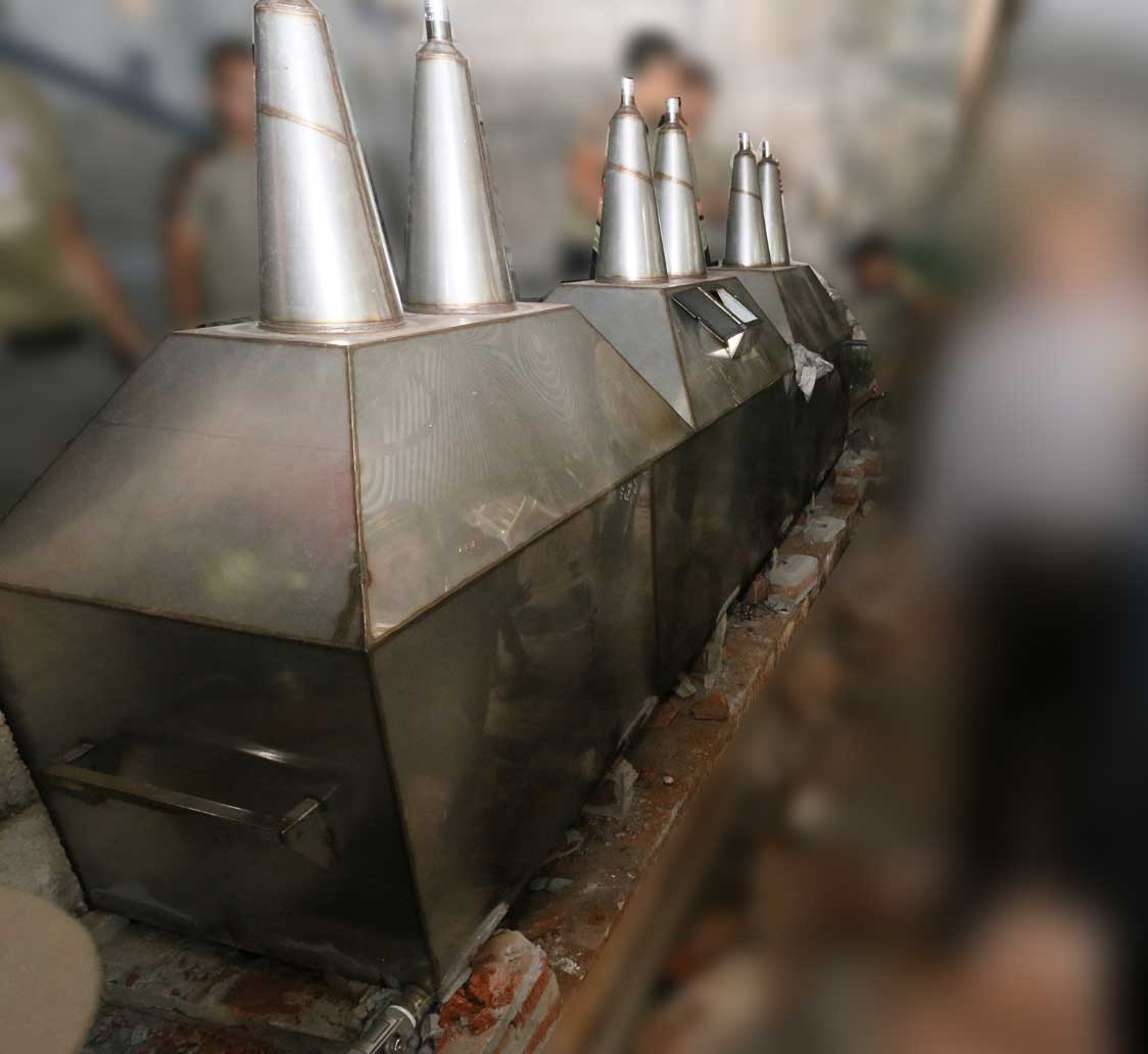 Tungku untuk penyulihan bahan produksi arak di Tuban, Jawa Timur.