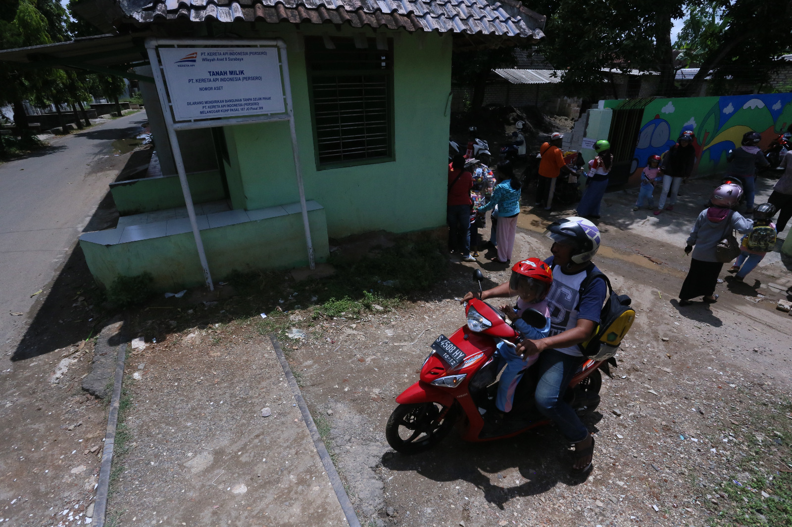 Lintasan rel kereta api di lingkungan Kelurahan Kebonsari, Kecamatan Tuban, Kabupaten Tuban, Jawa Timur yang di atasnya berdiri bangunan.