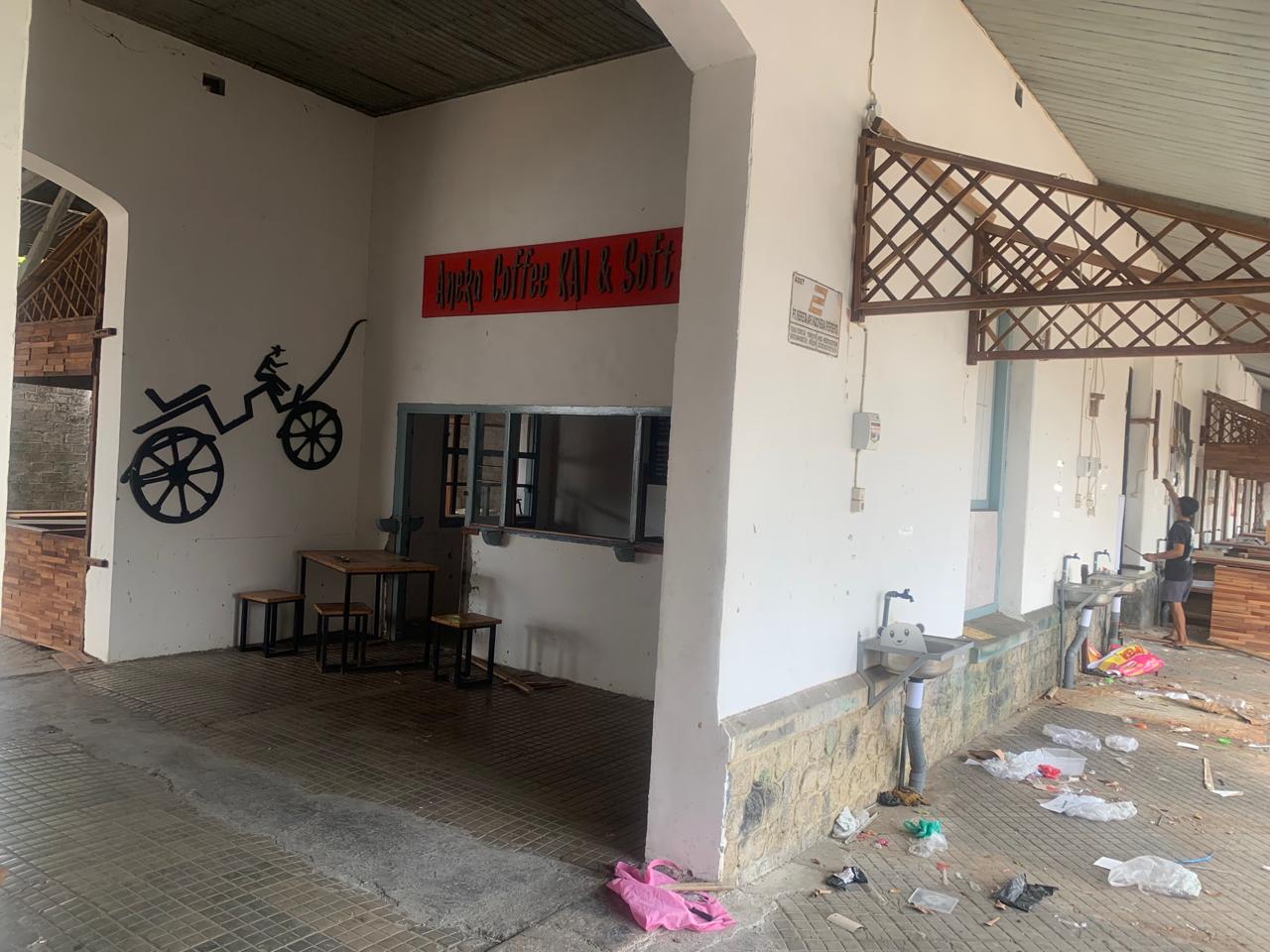 Stasiun Tuban di Kelurahan Doromukti, Kecamatan Tuban, Kabupaten Tuban, Jawa Timur yang kini ditempati usaha kafe.