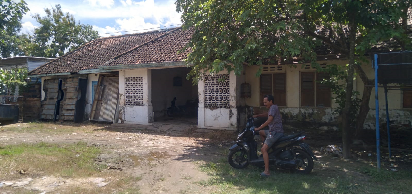 Bangunan eks markas Koramil 0811/4 Merakurak yang diduga lokasi Stasiun Merakurak, Kecamatan Merakurak, Kabupaten Tuban, Jawa Timur.