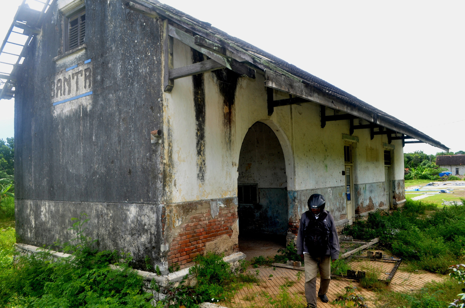 Stasiun kereta api Palang di Desa Kradenan, Kecamatan Palang, Kabupaten Tuban, Jawa Timur.