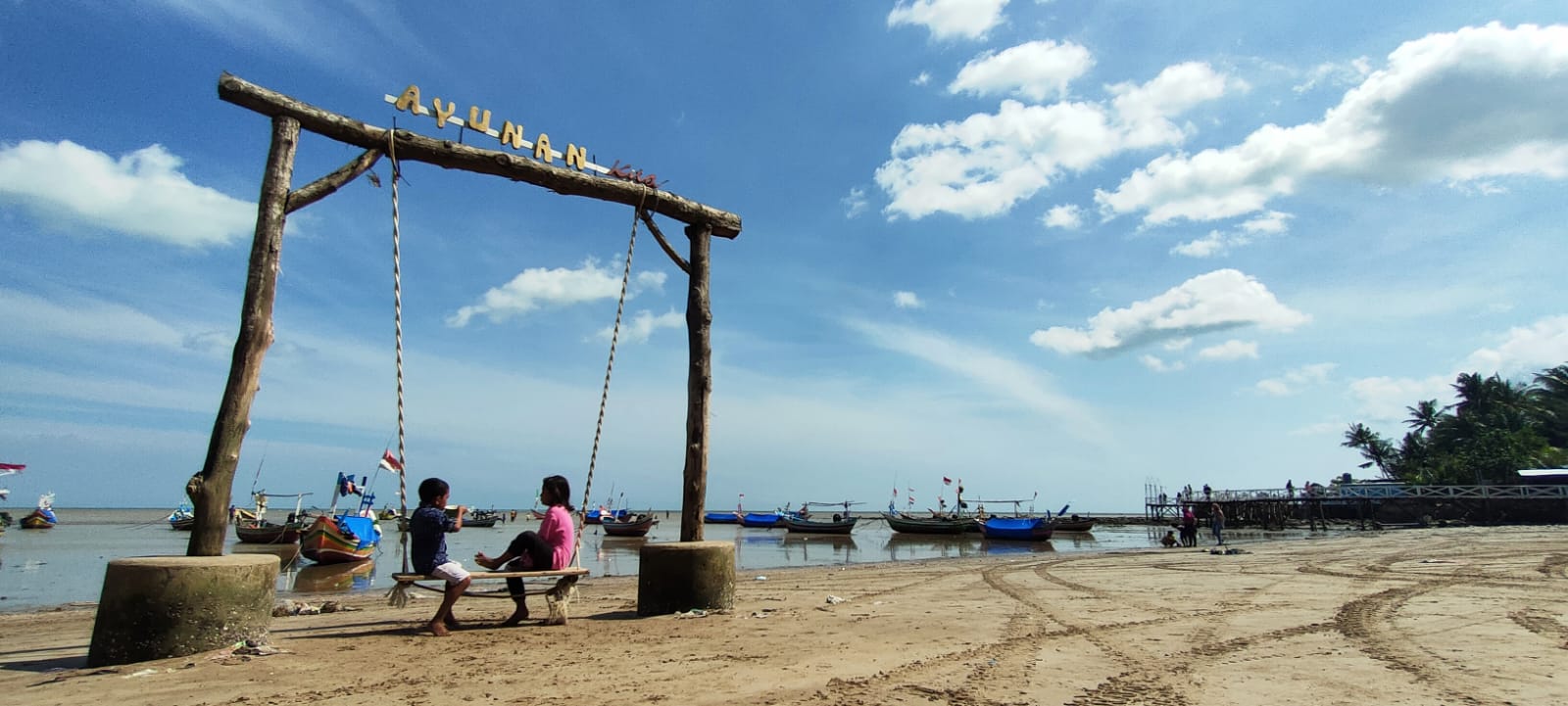 Pantai Kelapa di Kelurahan Panyuran, Kecamatan Palang, Kabupaten Tuban, Jawa Timur yang sebelumnya merupakan bumi perkemahan.