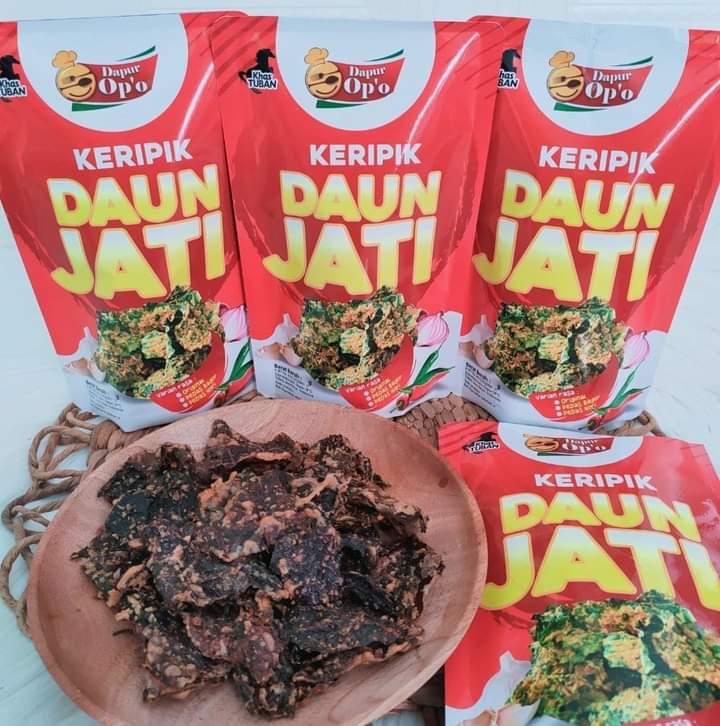 Keripik daun jati, home industry di Desa Kowang, Kecamatan Semanding, Kabupaten Tuban, Jawa Timur.