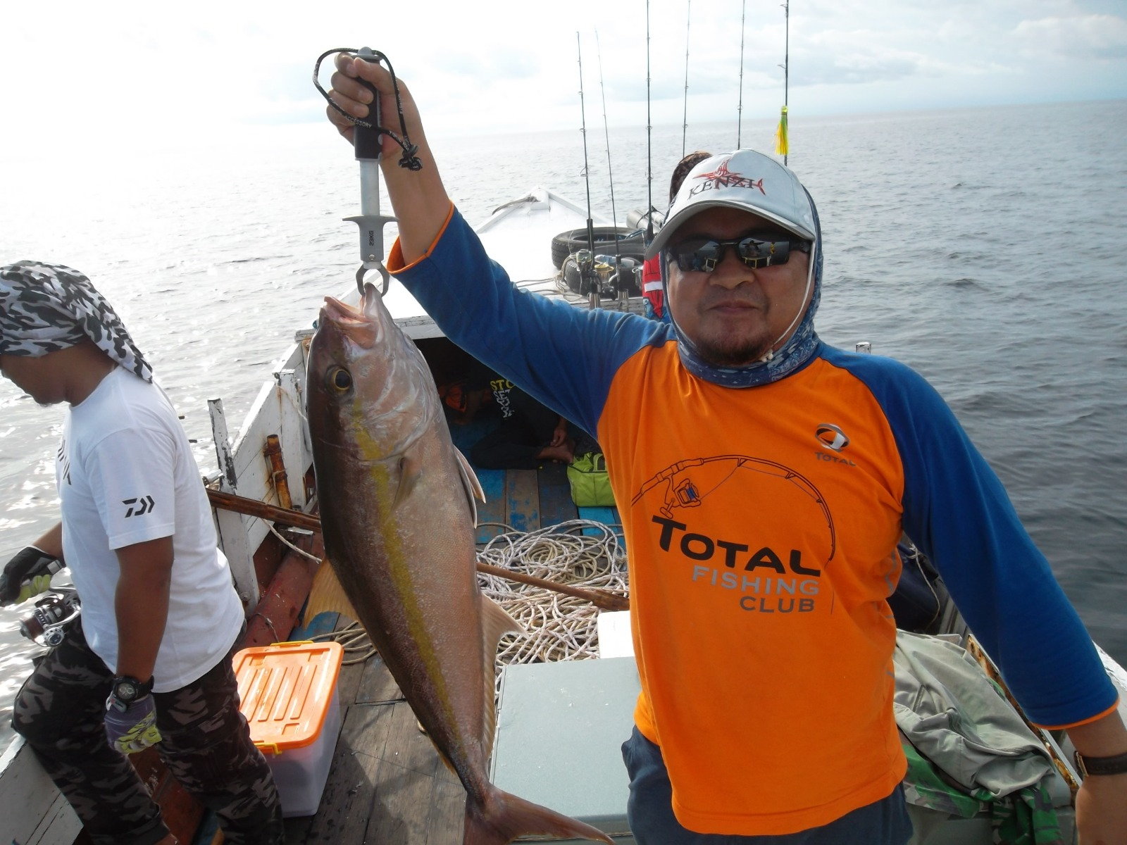 Ahmad Mustofa, salah satu pemancing mania ketika memancing di perairan laut Tuban, Jawa Timur.