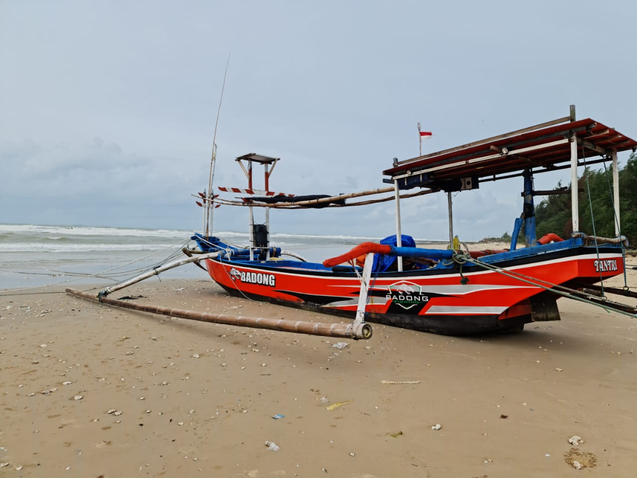 Perahu yang dioperasikan komunitas Badong untuk memancing di perairan laut Tuban, Jawa Timur.