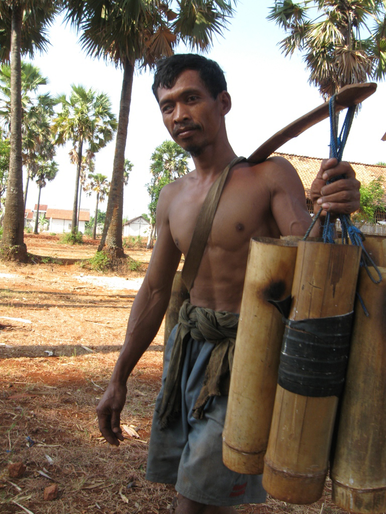 Penderes pohon siwalan di Desa Tasikmadu, Kecamatan Palang, Kabupaten Tuban.