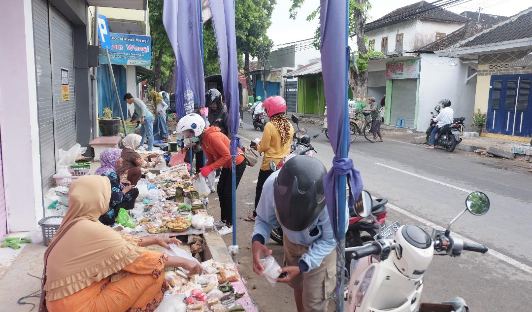 Suasana pasar grosir jajanan di Jalan Pemuda, Tuban, Jawa Timur yang hanya buka pagi.