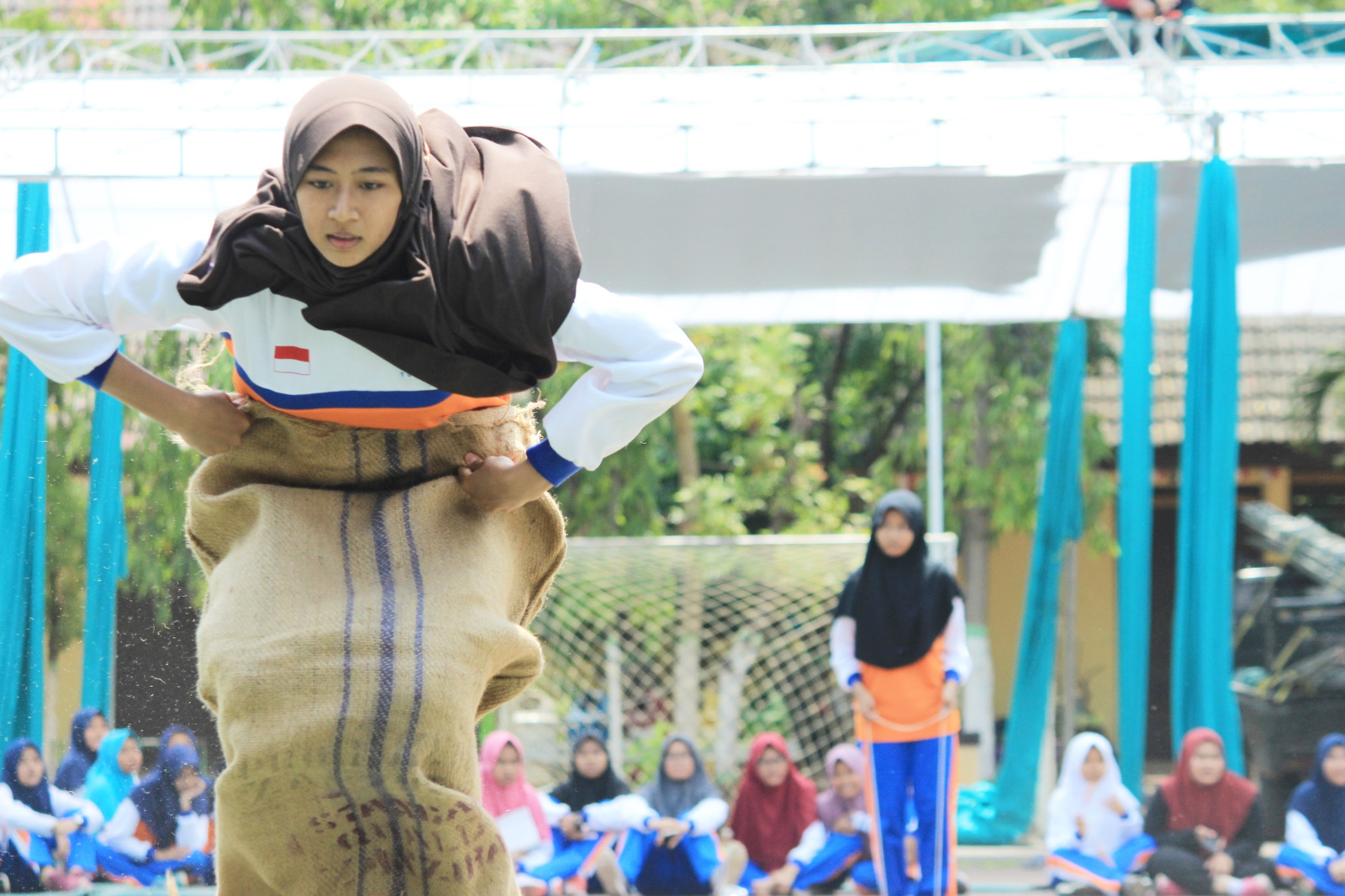 Lomba balap karung yang digelar di lapangan GOR Rangga Jaya Anoraga Tuban pada pertengahan 2014.