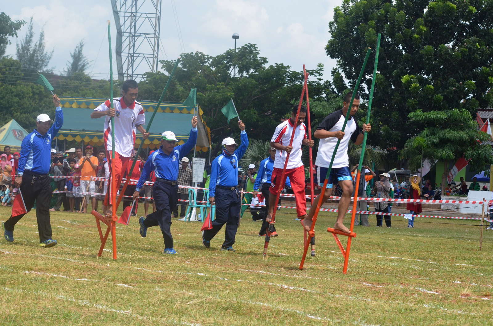 Lomba egrang di lapangan GOR Rangga Jaya Anoraga Tuban pada 5 Oktober 2015.