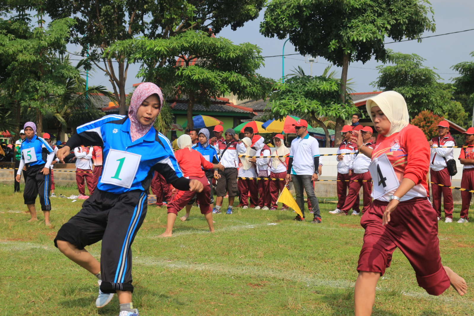 Lomba gobak sodor di lapangan GOR Rangga Jaya Anoraga Tuban pada pertengahan 2014.