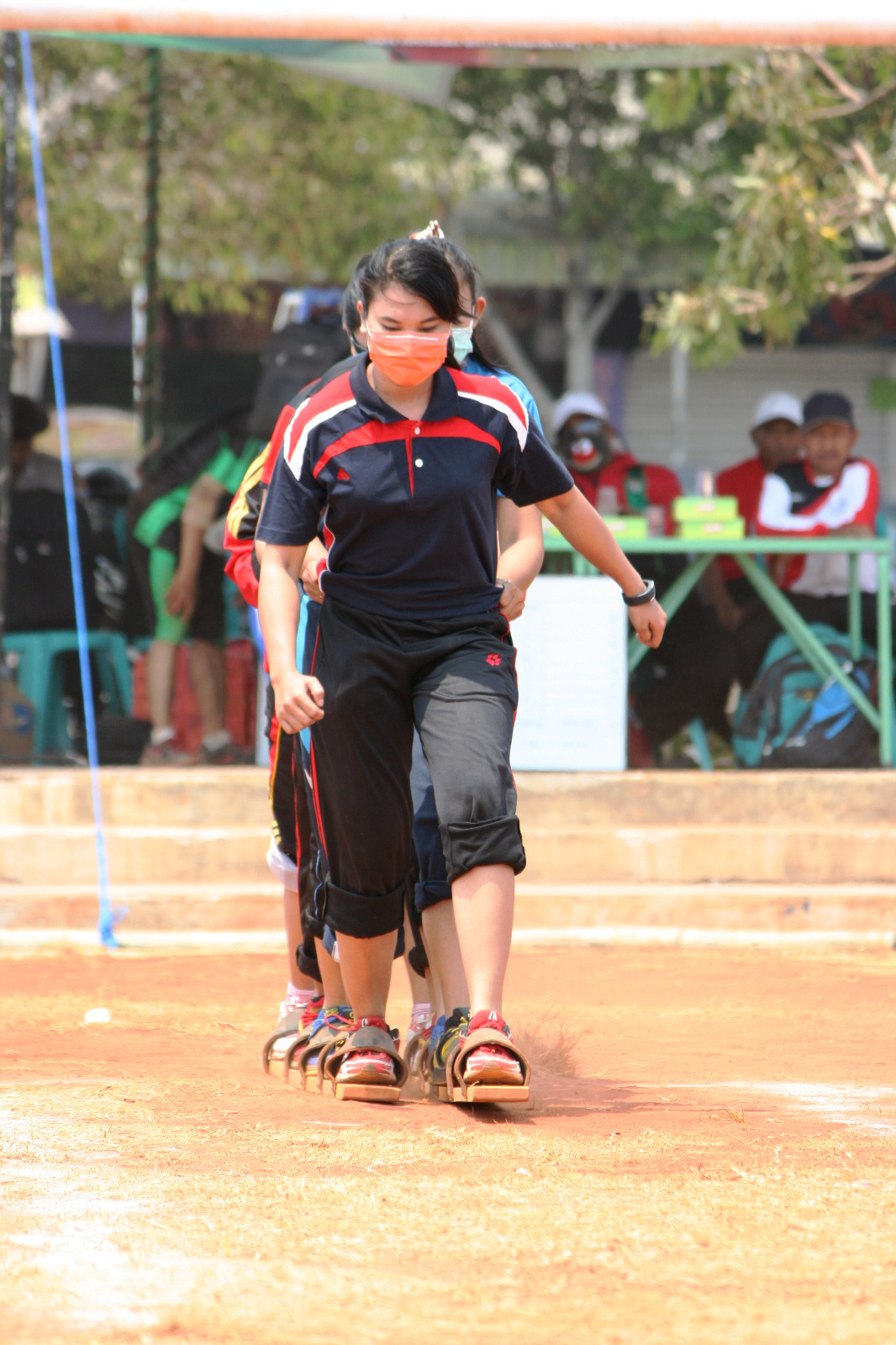 Lomba terompah panjang yang digelar di lapangan GOR Rangga Jaya Anoraga Tuban pada 5 Oktober 2015.
