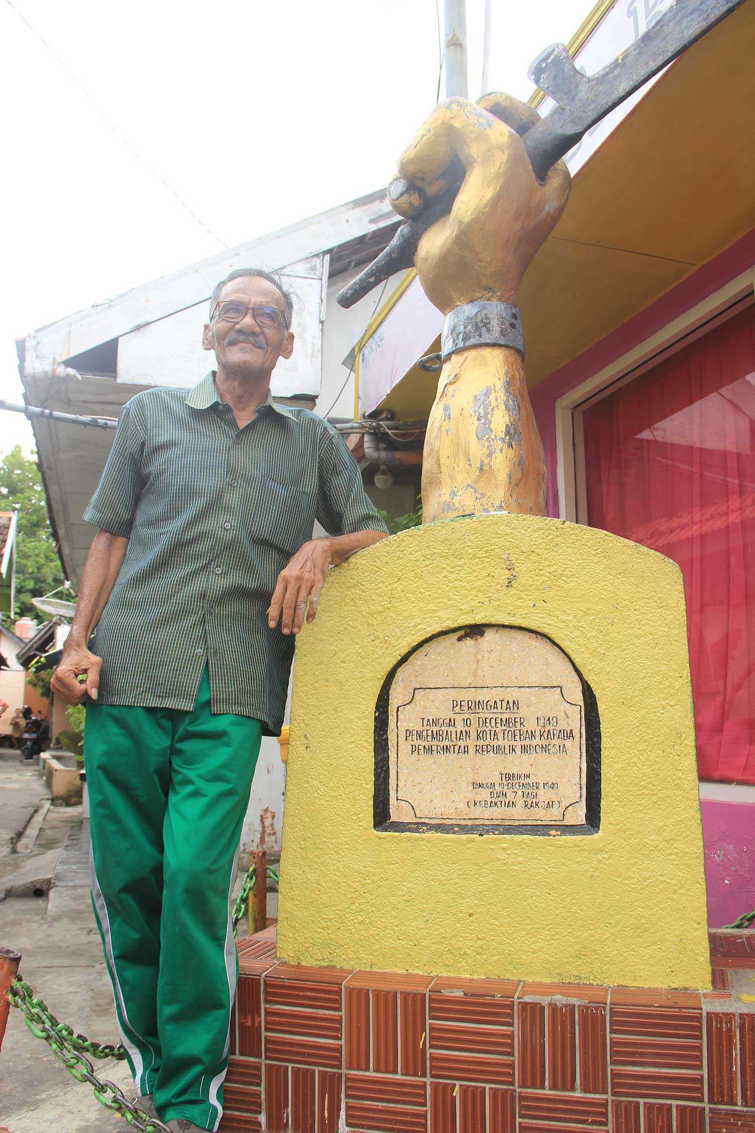 Salah satu anak veteran, Kusnur menunjukkan Tugu Caluk di Kelurahan Sidomulyo, Kecamatan Tuban, Kabupaten Tuban, Jawa Timur.
